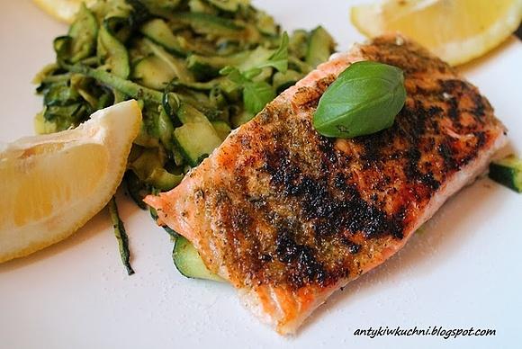 Makaron z cukinii z pesto i grillowany łosoś