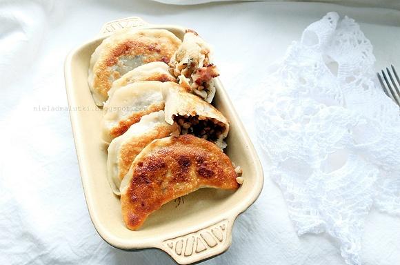 Pierogi z kaszą gryczaną boczkiem i majerankiem