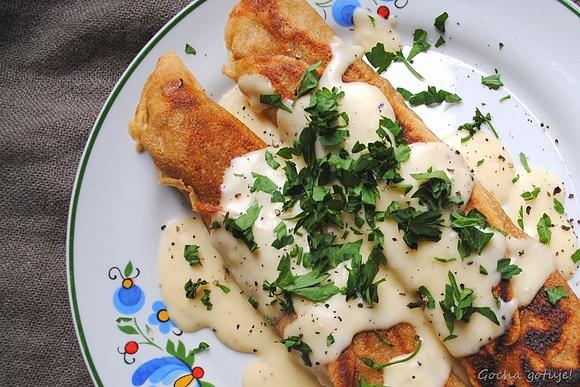 Naleśniki razowe z kaszą gryczaną i serem w sosie
