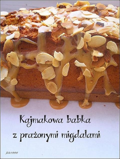 Kajmakowa babka z prażonymi migdałami