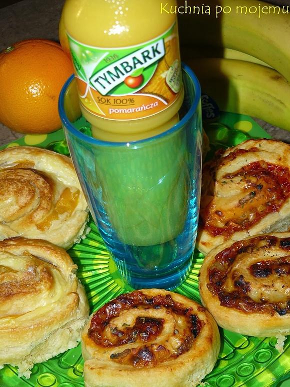 Zakręcone pizzerki w trzech smakach i szklanka soku na śniadanie