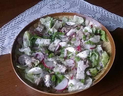 Sałata z rybą i mozzarellą w jogurtowym sosie