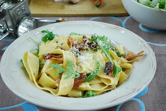 Makaron z szynką parmeńską i rukolą