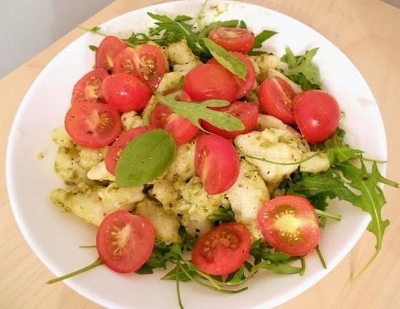 Kopytka z pesto, rukolą i pomidorkami