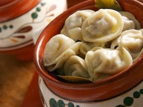 Pielmieni - rosyjskie pierożki z mięsem i cebulą