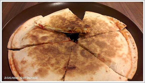 Quesadilla z grillowanym kurczakiem i sosem BBQ