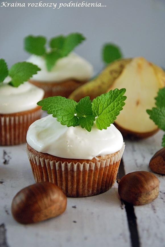 Kasztanowe muffiny z gruszkami