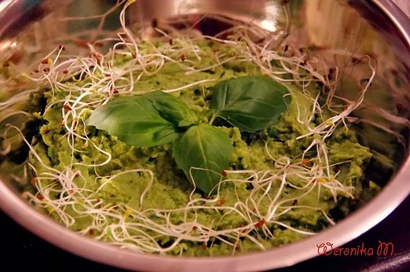 Pasta z zielonego groszku i bazylii