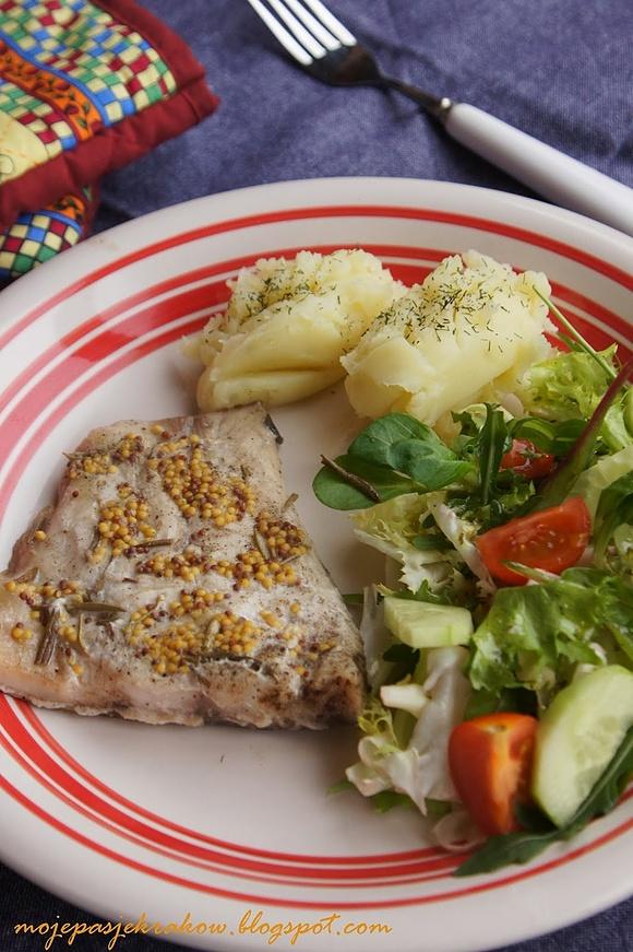 Filet ryby pieczony w folii z ziemniakami i sałatką - obiad do diety 1100 kcal