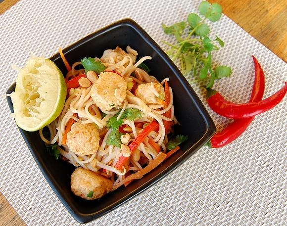 Chow mein z drobiowymi kulkami w aromatycznym azjatyckim sosie