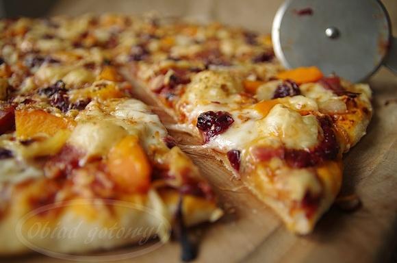 Pizza z żurawiną, serem wędzonym i boczkiem
