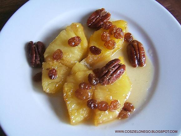 Ananas z pekanami, rodzynkami i amaretto