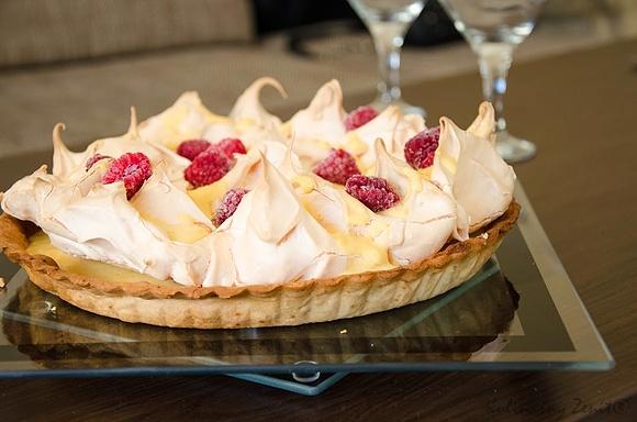 Tarta z mango curd, bezą i malinami