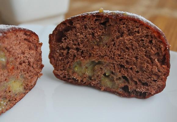 Czekoladowe pączki z nadzieniem pistacjowym