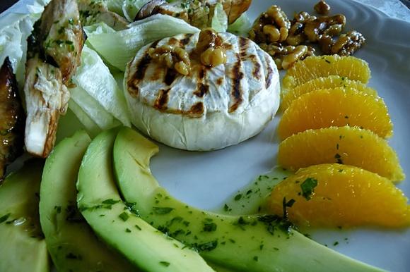 Grillowany camembert z orzechami i pomarańczami w miodowym sosie