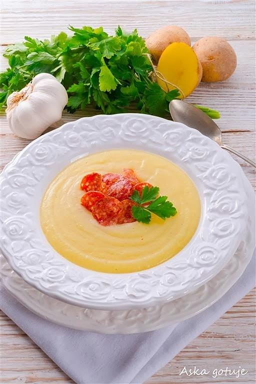 Niemiecka zupa ziemniaczana z chorizo