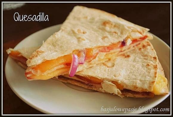 Quesadilla - Meksykańska przekąska z serem salami i cebulą