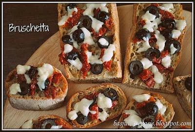 Bruschetta z suszonymi pomidorami, oliwkami i mozzarellą