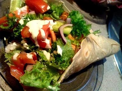 Tortilla z warzywami i kurczakiem z sosem czosnkowym