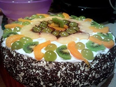 Tort urodzinowy na ok. 3 kg z biszkoptem i kremem.