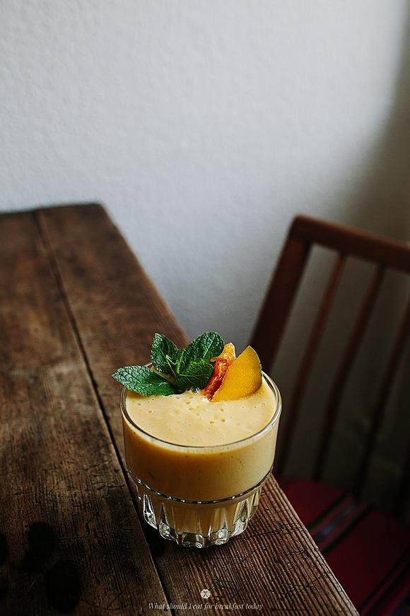 Smoothie z banana mango i krwistych pomarańczy