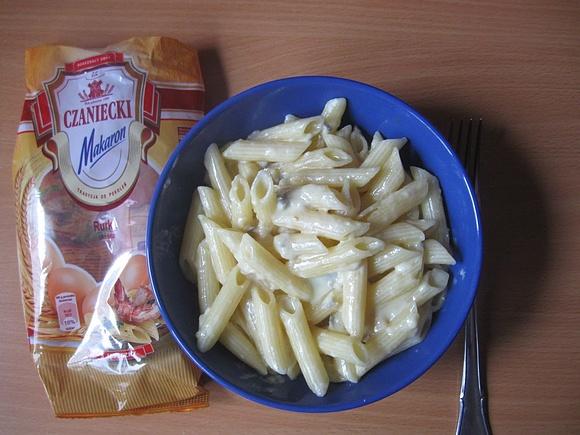 Penne z sosem serowym z sera pleśniowego i żółtego