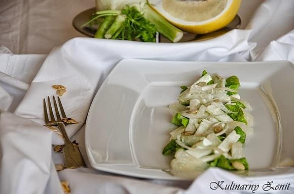 Sałatka z fenkułem, pomelo i selerem naciowym