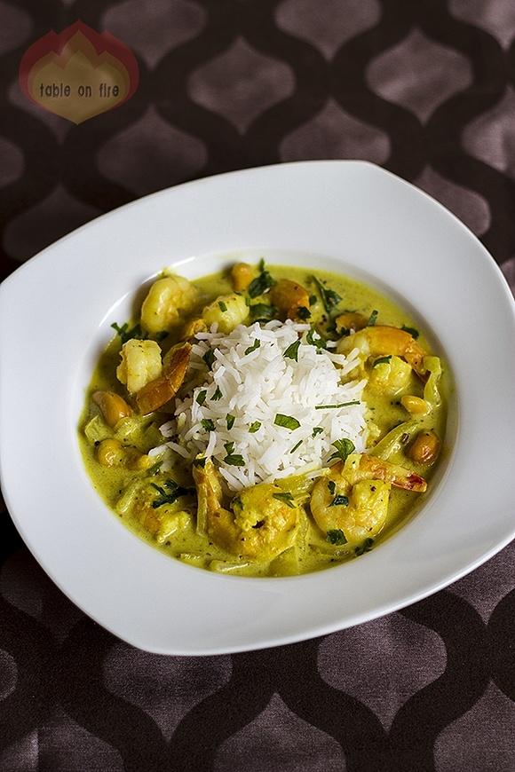 Delikatne curry z krewetkami i orzechami nerkowca