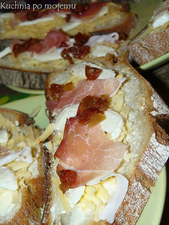 Zapiekanki z mozzarellą, prosciutto crudo i suszonym pomidorem oraz jajecznica, kolacja ze śniadaniem