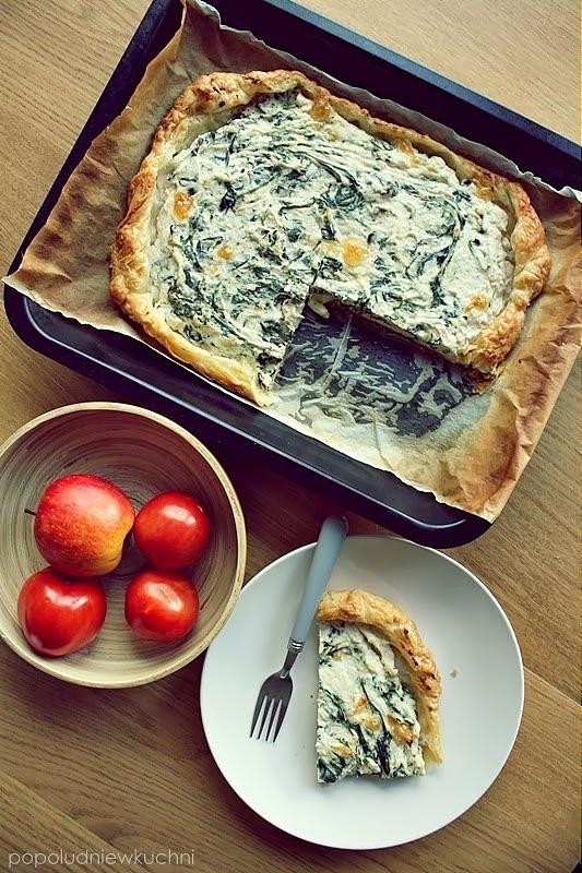 Tarta ze szpinakiem i trzema serami na cieście francuskim