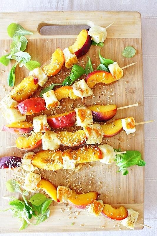 Grillowany halloumi z brzoskwiniami i Dukkah