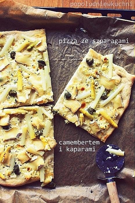 Pizza ze szparagami, camembertem i kaparami