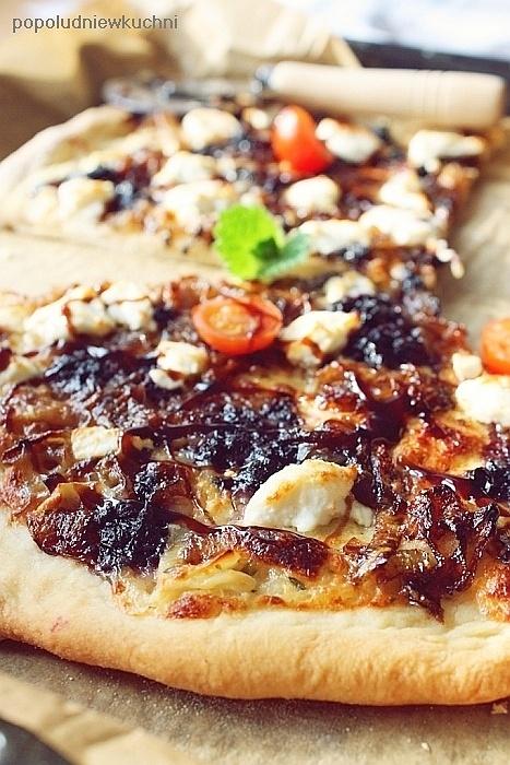 Pizza z kozim serem, karmelizowaną cebulą i jagodami