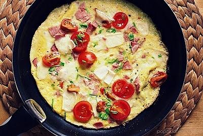 Omlet na śniadanie z boczkiem i warzywami