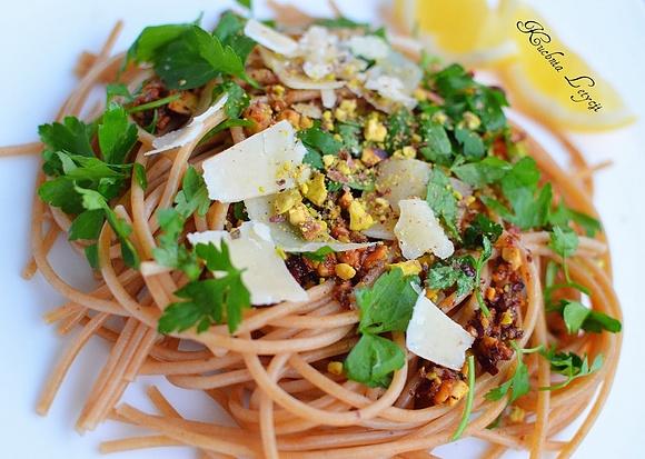 Spaghetti pełnoziarniste z pistacjowym pesto