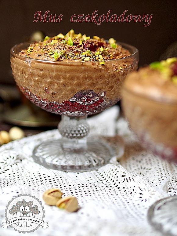 Mus czekoladowy z malinami i pistacjami