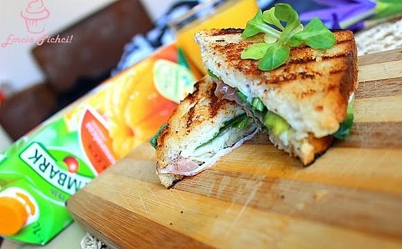 Grillowana kanapka z mozzarellą i bekonem