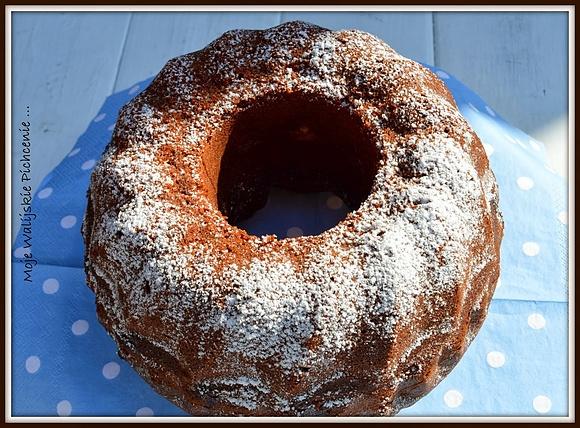Ciemno czekoladowa babka z serowo-kokosowymi kropeczkami