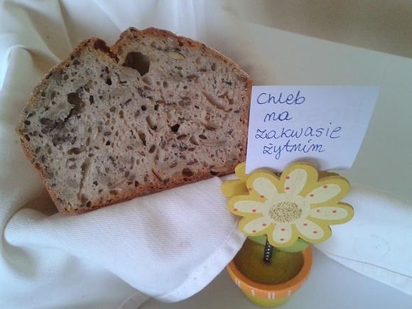 Pełnoziarnisty chleb na zakwasie żytnim