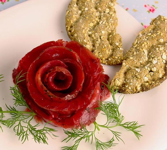 Gravlax a la tuńczyk z burakiem - marynowany łosoś