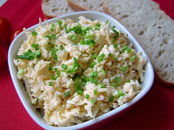 Serowo-czosnkowa pasta na śniadanie i kolację