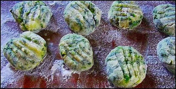 Gnocchi ze szpinakiem i czosnkiem niedźwiedzim w sosie czterech serów