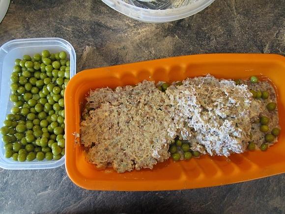 Pieczeń z kaszy gryczanej i tofu z zielonym groszkiem
