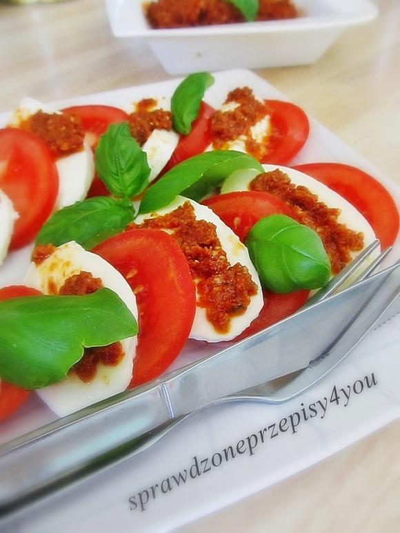 Mozzarella z czerwonym pesto