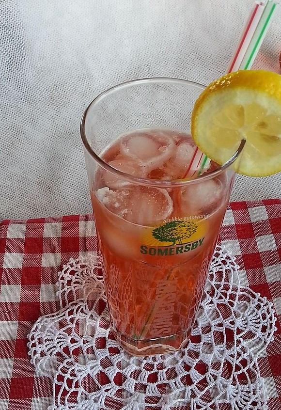Lekki drink dla pań - orzeźwiający owocowy napój na upalne dni