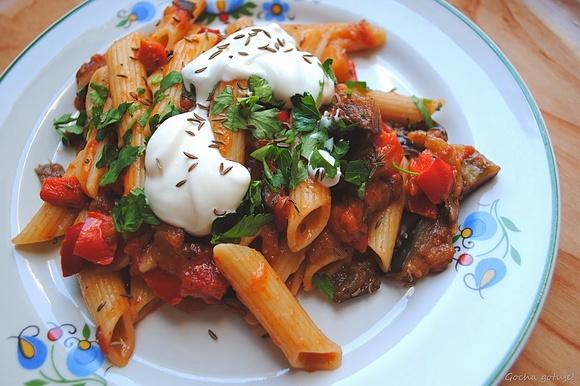 Penne z bakłażanem, papryką i pomidorami