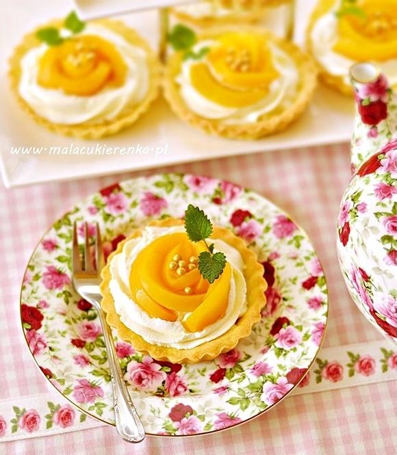 Brzoskwiniowe różyczki - efektowny deser z kruchem i mascarpone