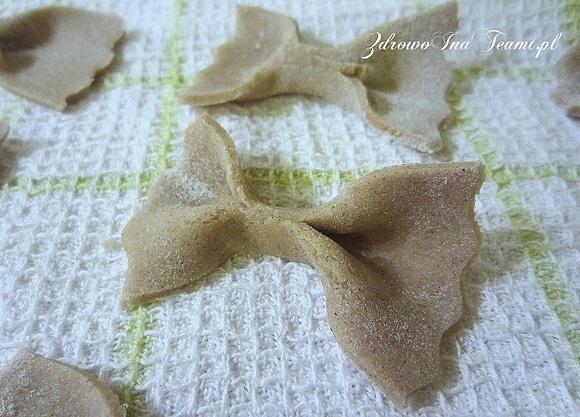Domowy makaron bezglutenowy gryczano-ryżowy jajeczny farfalle