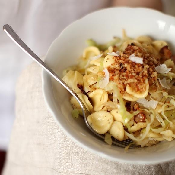 Orecchiette z karmelizowaną kapustą i pangrattato