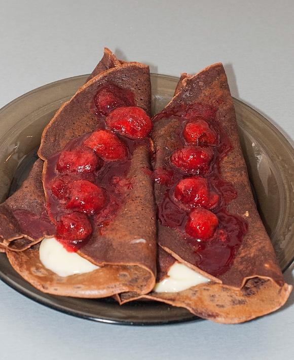 Podwójnie czekoladowe naleśniki z mascarpone i truskawkami